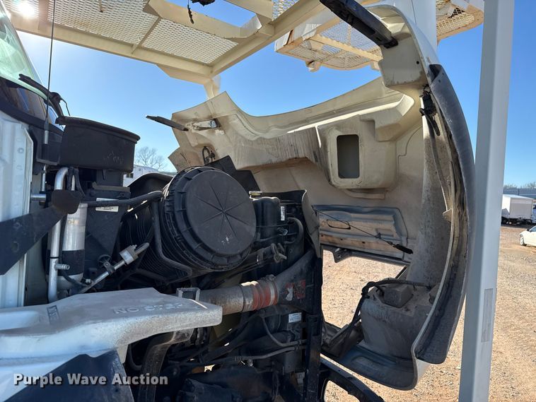 image for item YA1911 2004 International 7600 forestry bucket truck