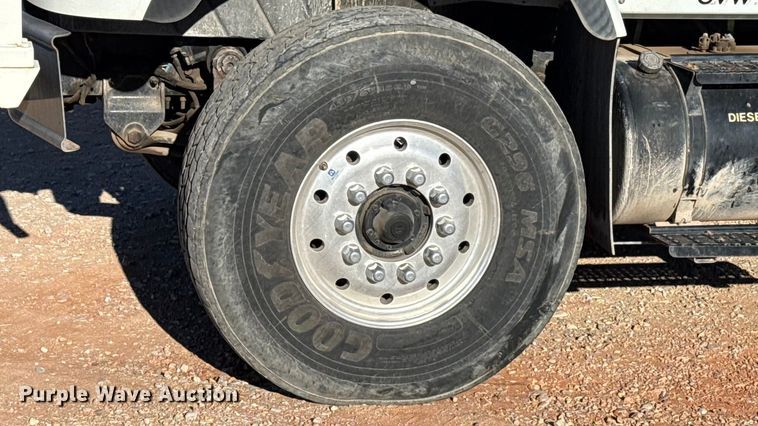 image for item YA1911 2004 International 7600 forestry bucket truck