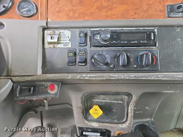 image for item YA2656 2009 Peterbilt 365 dump truck