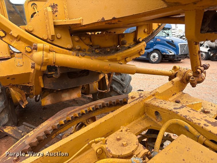 image for item YA2783 1972 Caterpillar 12F rigid frame motor grader