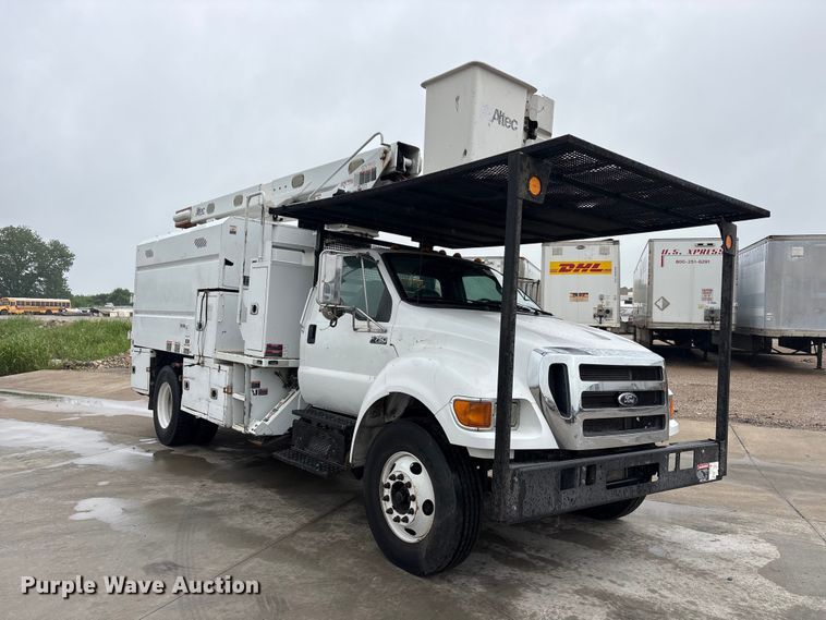 image for item YA2805 2015 Ford F750 Super Duty forestry bucket truck