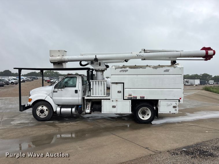 image for item YA2805 2015 Ford F750 Super Duty forestry bucket truck