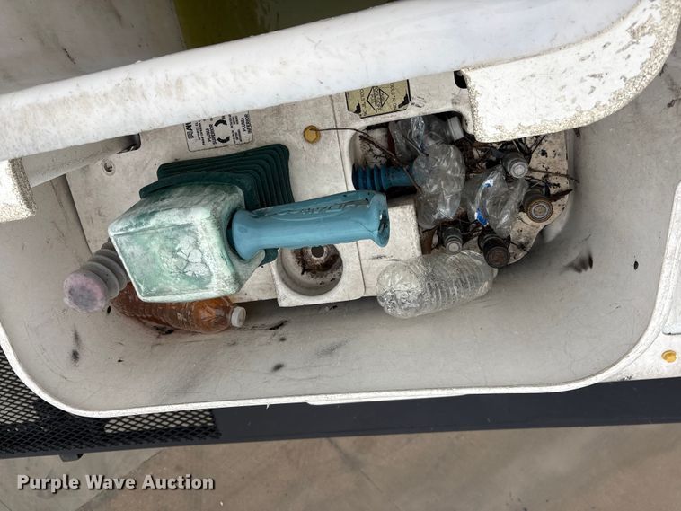image for item YA2805 2015 Ford F750 Super Duty forestry bucket truck