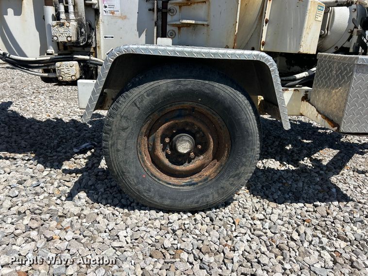 image for item YA2838 2006 Bandit 200 wood chipper