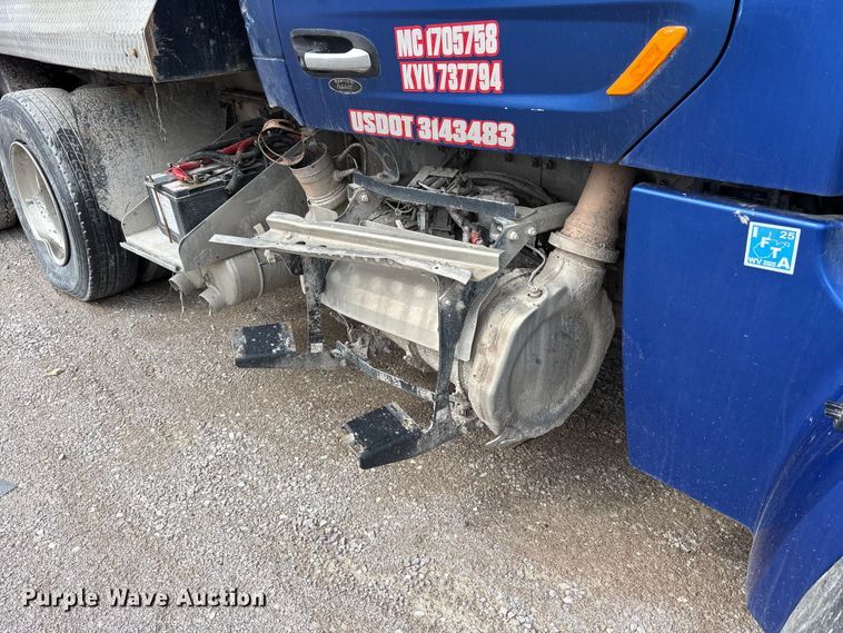image for item YA2873 2018 Peterbilt 567 dump truck