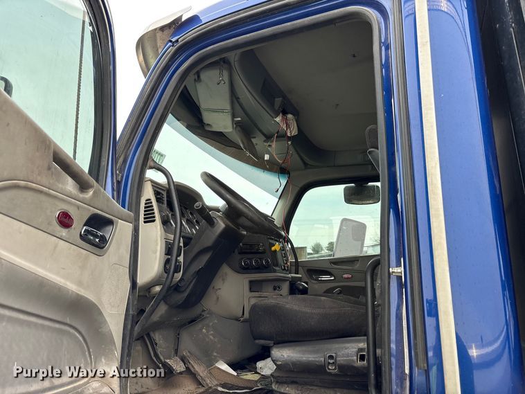 image for item YA2873 2018 Peterbilt 567 dump truck