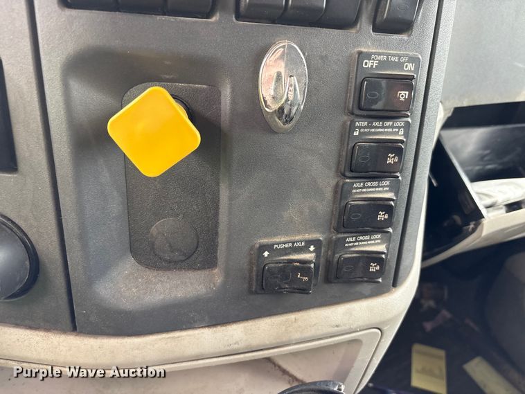 image for item YA2873 2018 Peterbilt 567 dump truck
