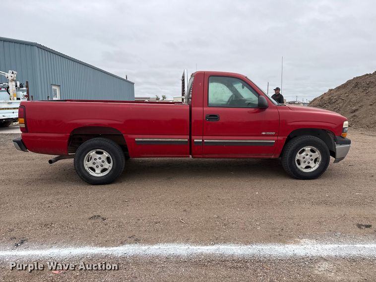 image for item DS6826 2002 Chevrolet Silverado 1500 pickup truck