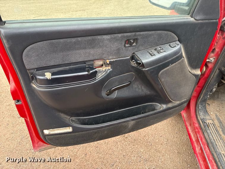 image for item DS6826 2002 Chevrolet Silverado 1500 pickup truck