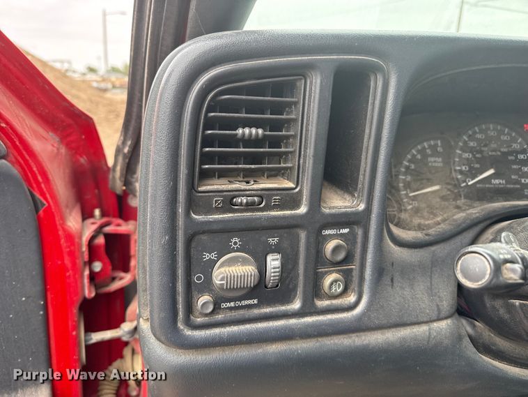 image for item DS6826 2002 Chevrolet Silverado 1500 pickup truck