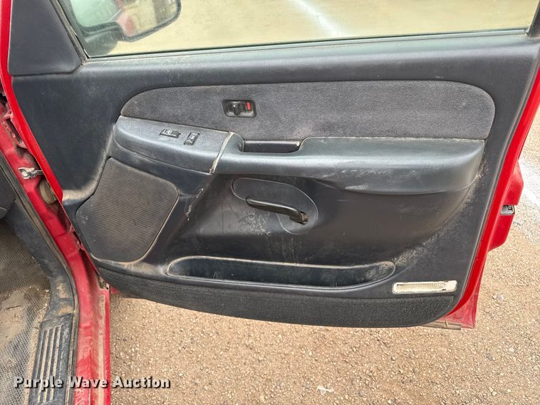 image for item DS6826 2002 Chevrolet Silverado 1500 pickup truck