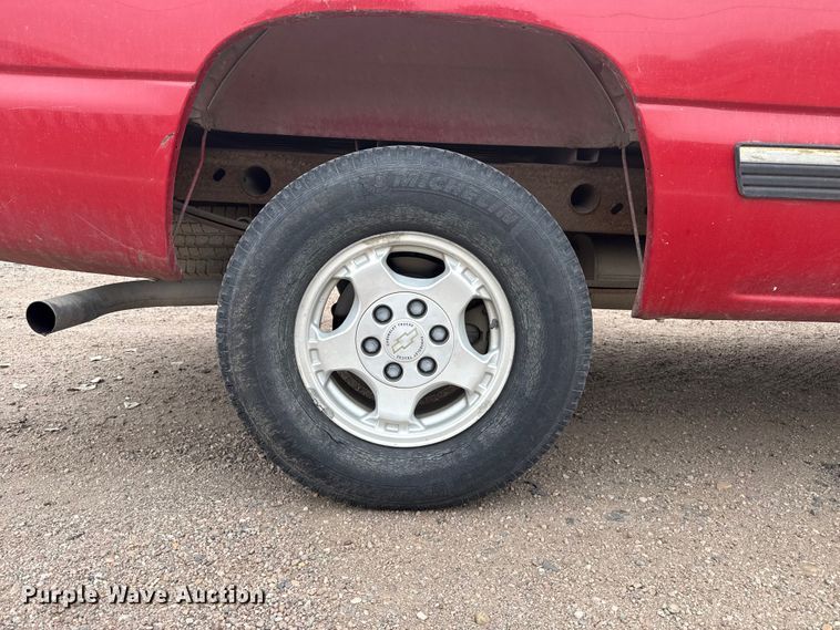 image for item DS6826 2002 Chevrolet Silverado 1500 pickup truck
