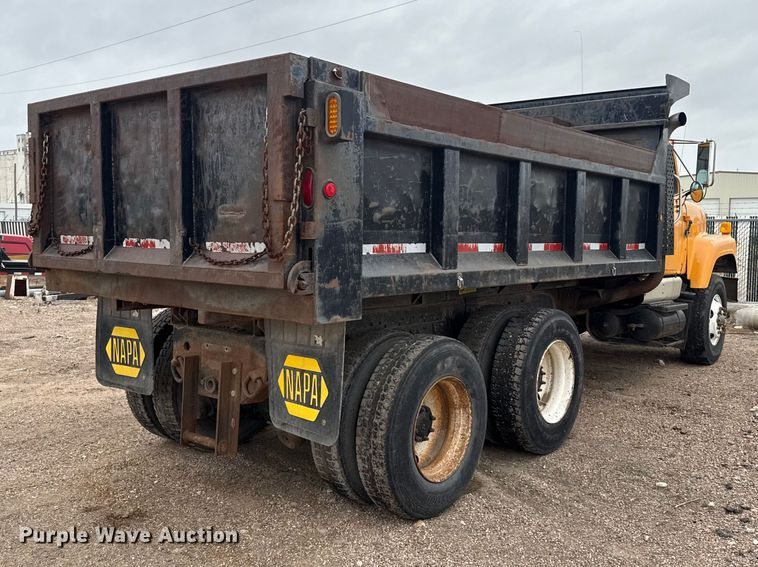 image for item DS6829 2002 International 2554 dump truck