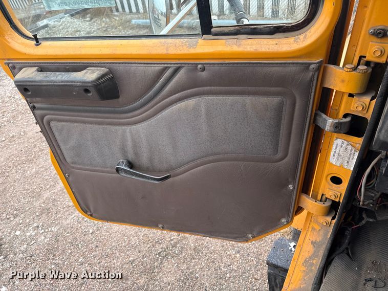 image for item DS6829 2002 International 2554 dump truck