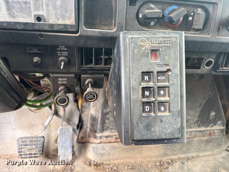 image for item DS6829 2002 International 2554 dump truck