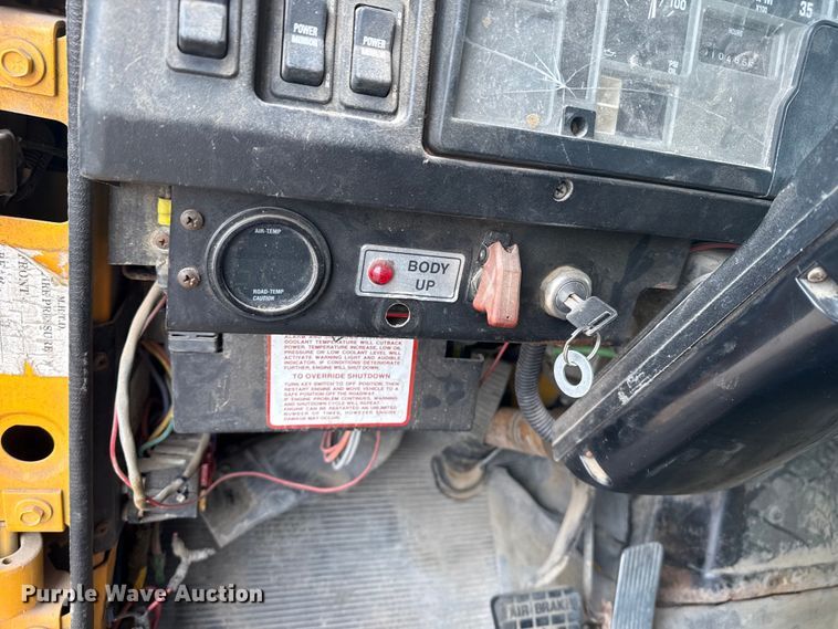 image for item DS6829 2002 International 2554 dump truck