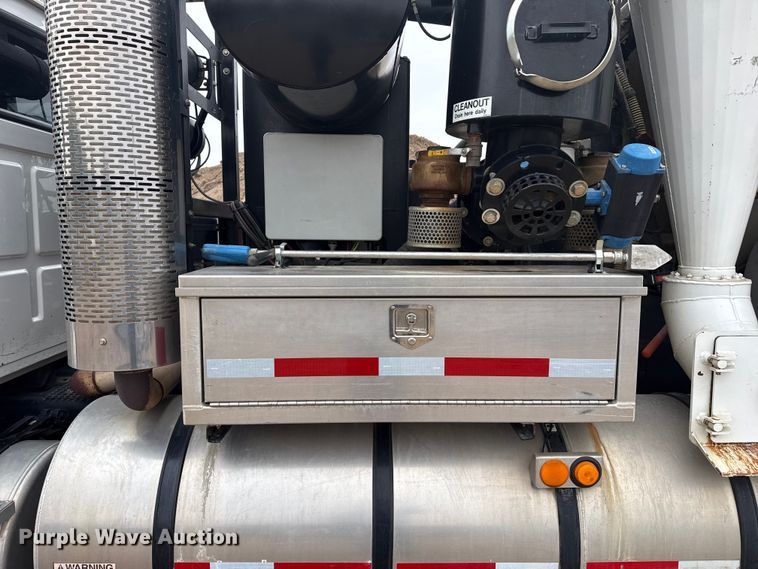 image for item DS6830 2007 Sterling L7500 sewer jetter truck