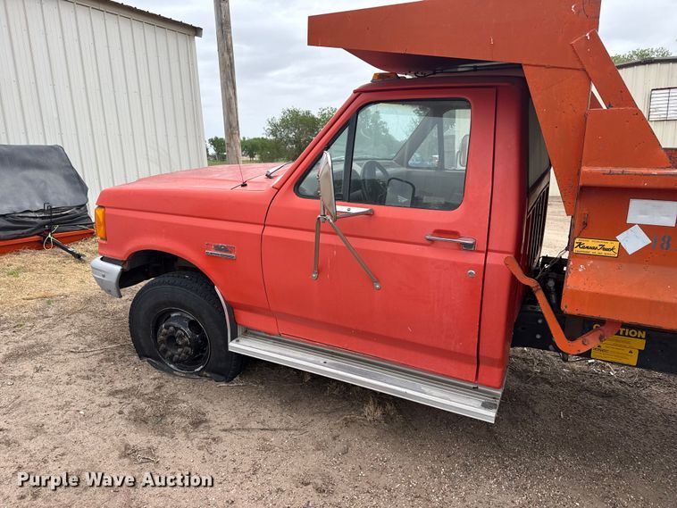 image for item DS6835 1991 Ford F450 Super Duty dump truck