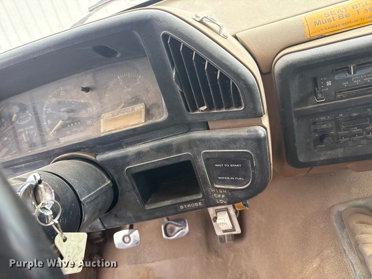 image for item DS6835 1991 Ford F450 Super Duty dump truck