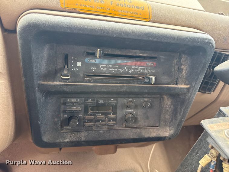 image for item DS6835 1991 Ford F450 Super Duty dump truck