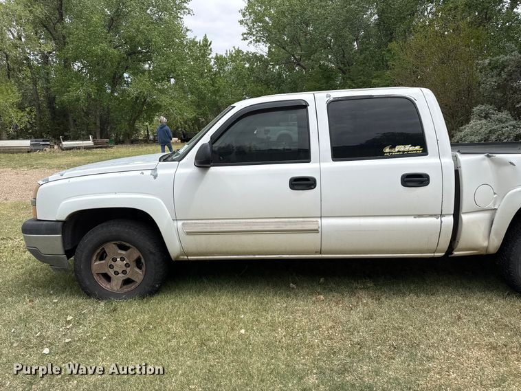 image for item DS6838 2005 Chevrolet Silverado 1500 Crew Cab pickup truck