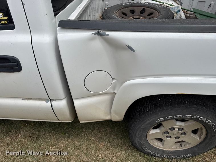 image for item DS6838 2005 Chevrolet Silverado 1500 Crew Cab pickup truck