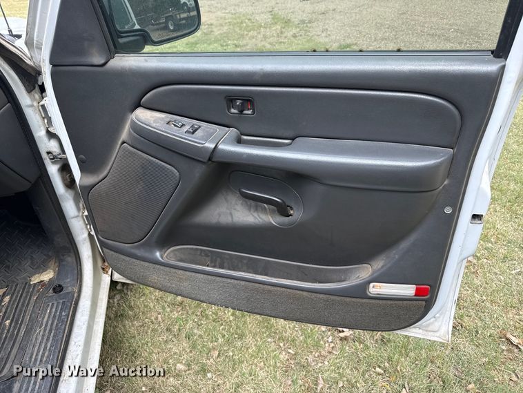 image for item DS6838 2005 Chevrolet Silverado 1500 Crew Cab pickup truck
