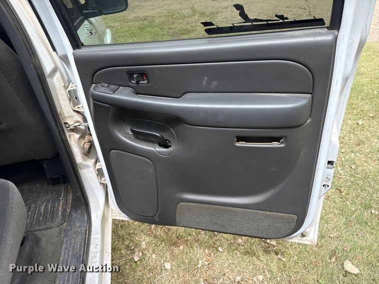 image for item DS6838 2005 Chevrolet Silverado 1500 Crew Cab pickup truck