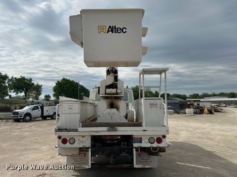 image for item DV0905 2005 International 4300 bucket truck