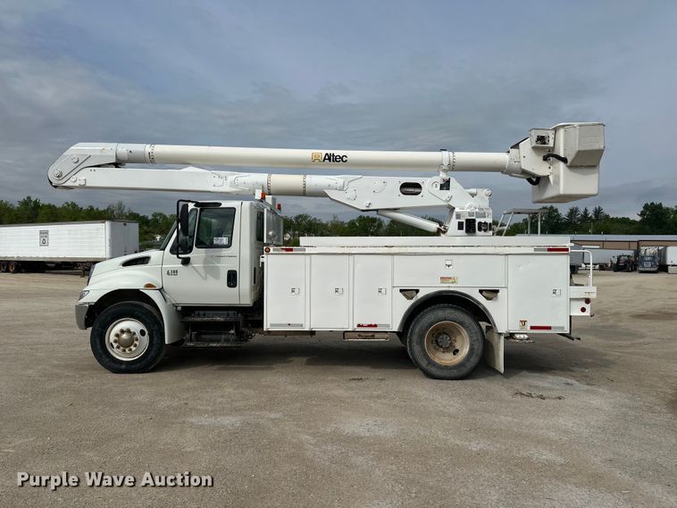 image for item DV0905 2005 International 4300 bucket truck