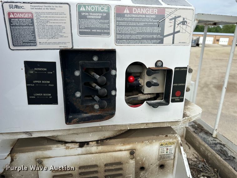image for item DV0905 2005 International 4300 bucket truck