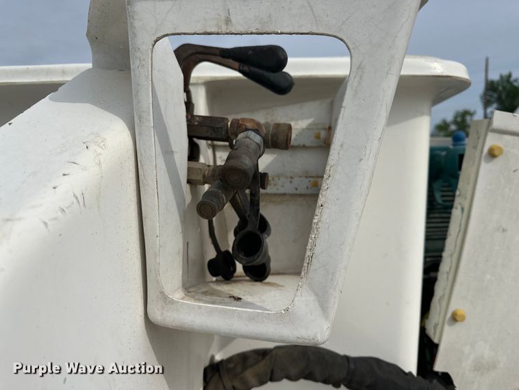 image for item DV0905 2005 International 4300 bucket truck
