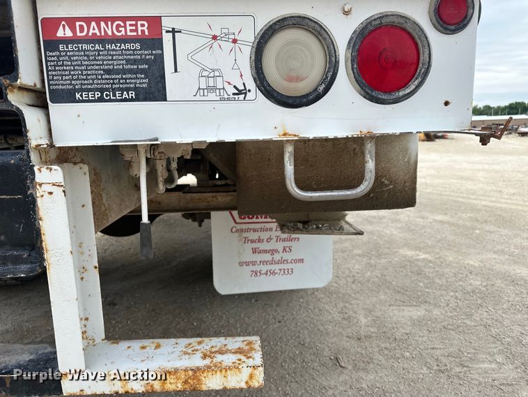 image for item DV0905 2005 International 4300 bucket truck