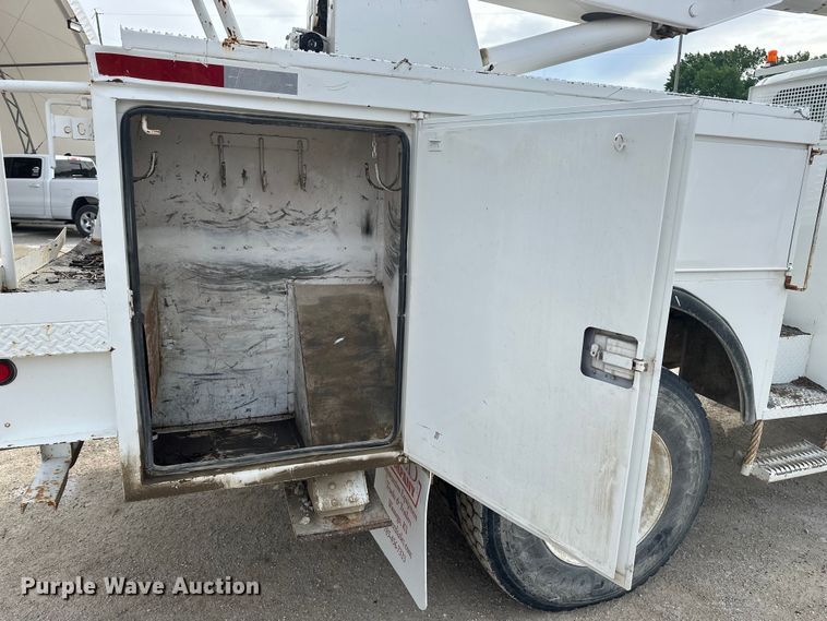 image for item DV0905 2005 International 4300 bucket truck