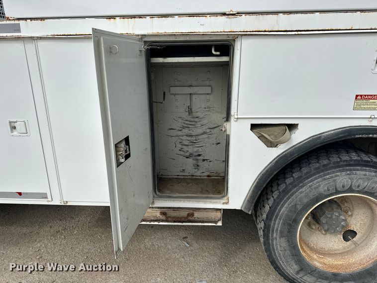image for item DV0905 2005 International 4300 bucket truck