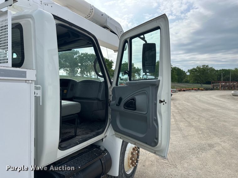 image for item DV0905 2005 International 4300 bucket truck