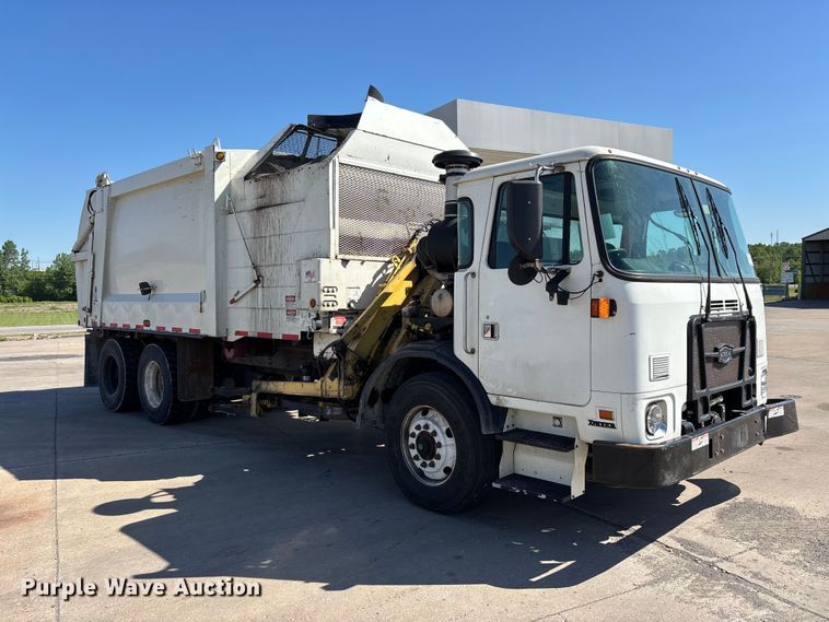 image for item DV4332 2019 Autocar Xpeditor refuse truck