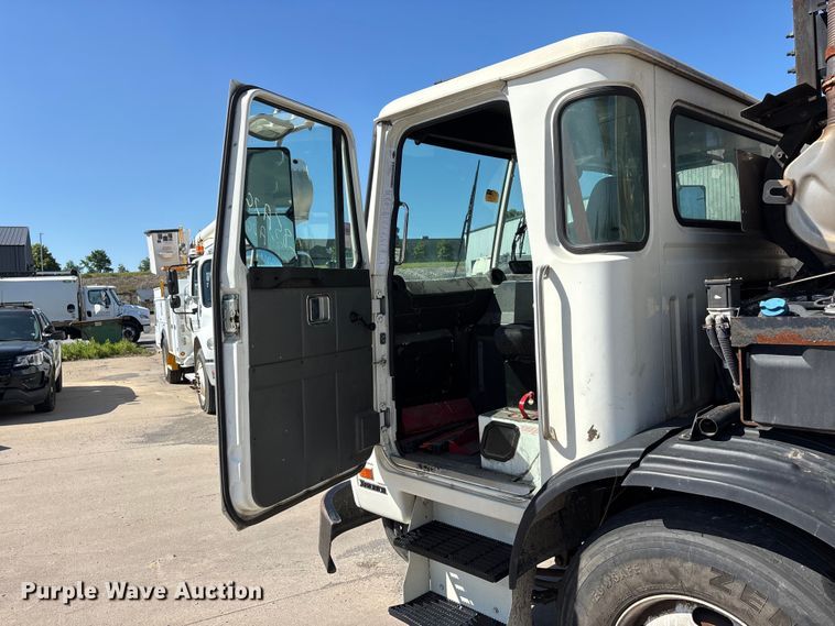 image for item DV4332 2019 Autocar Xpeditor refuse truck