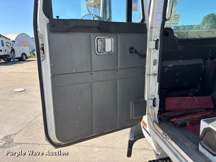 image for item DV4332 2019 Autocar Xpeditor refuse truck