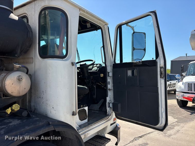 image for item DV4332 2019 Autocar Xpeditor refuse truck