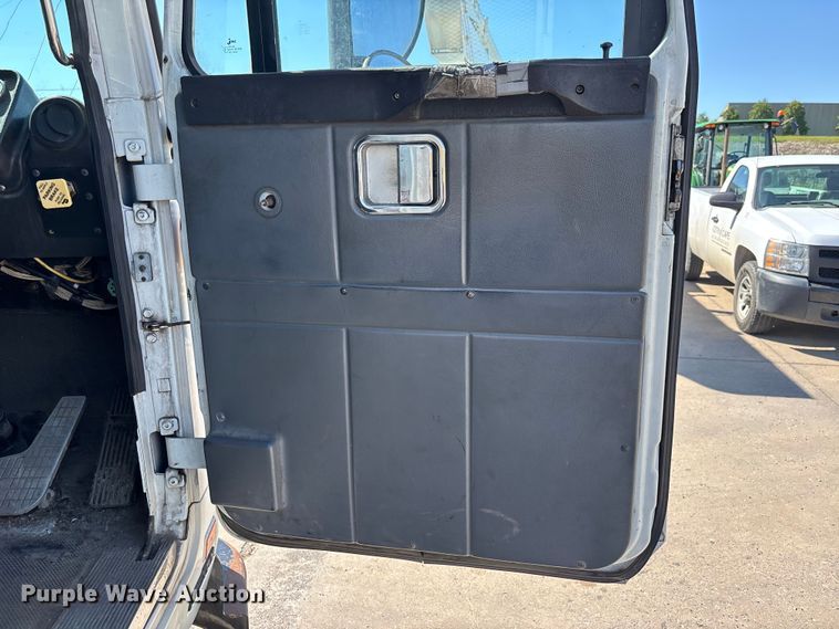 image for item DV4332 2019 Autocar Xpeditor refuse truck