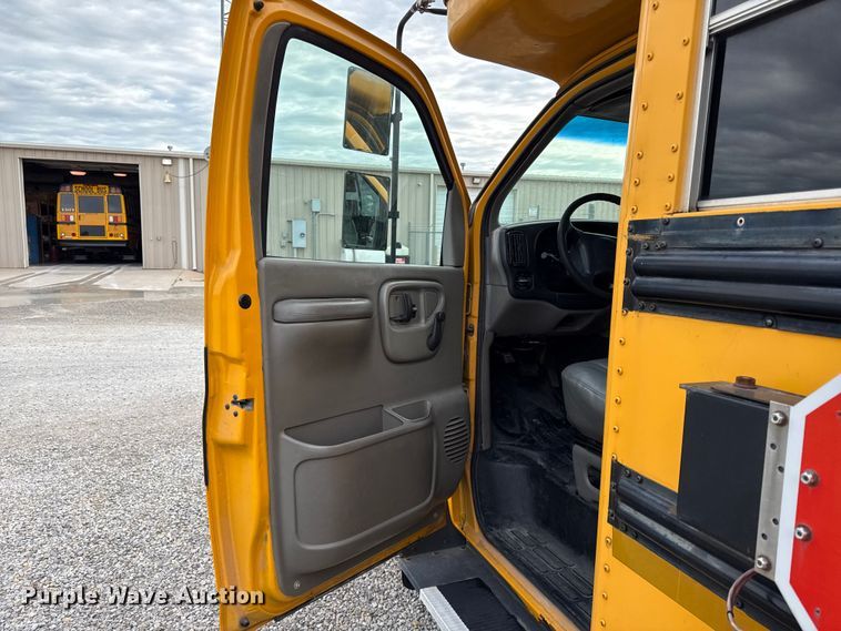 image for item DZ4458 2001 GMC Savana school bus