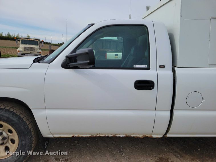 image for item DZ7092 2005 Chevrolet Silverado 1500 pickup truck