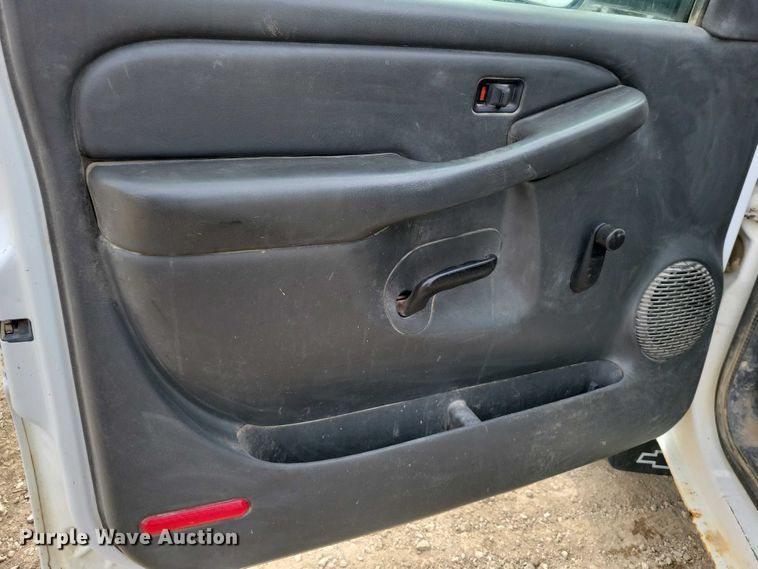 image for item DZ7092 2005 Chevrolet Silverado 1500 pickup truck