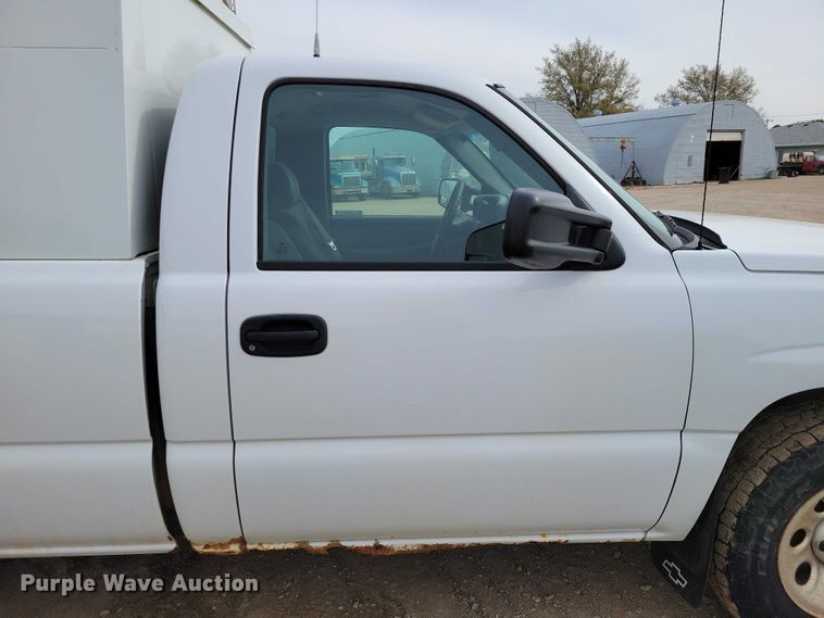 image for item DZ7092 2005 Chevrolet Silverado 1500 pickup truck