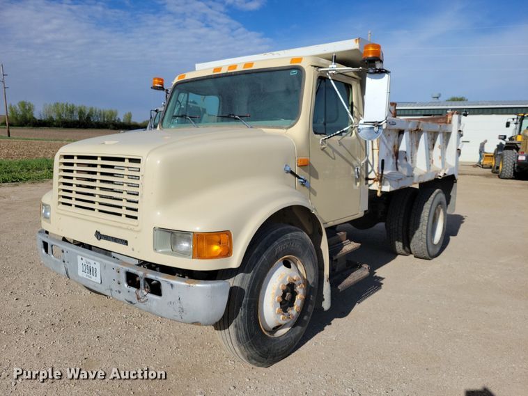 image for item DZ7093 1998 International 4900 dump truck