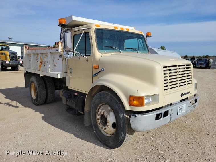 image for item DZ7093 1998 International 4900 dump truck