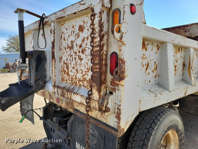 image for item DZ7093 1998 International 4900 dump truck