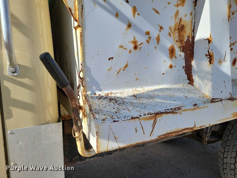 image for item DZ7093 1998 International 4900 dump truck