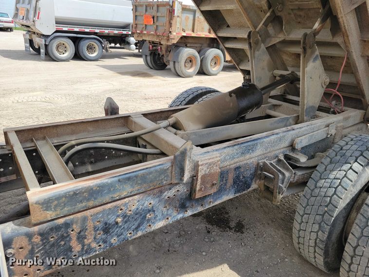 image for item DZ7093 1998 International 4900 dump truck